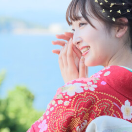 女性の後ろ姿