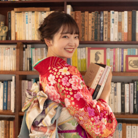 本棚と女性