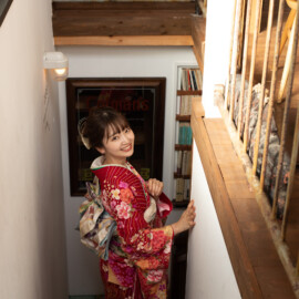 振り返る着物姿の女性