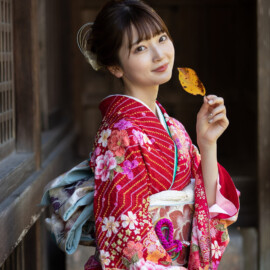 縁側に腰掛ける女性