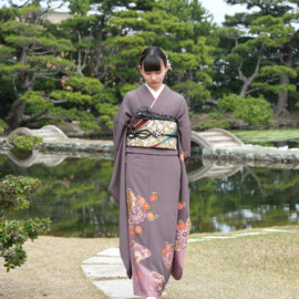 着物で歩く女性