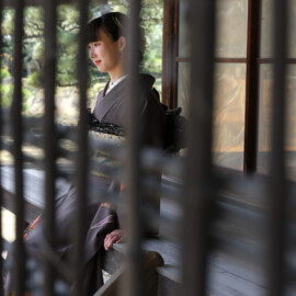 着物で縁側座る女性